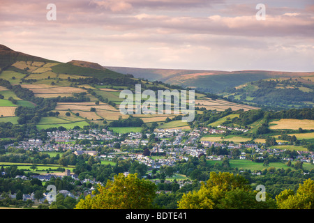 Luftaufnahme der Städte von Crickhowell und Llangattock / Llangatwg im Usk Valley, Brecon Beacons National Park, Wales, UK Stockfoto