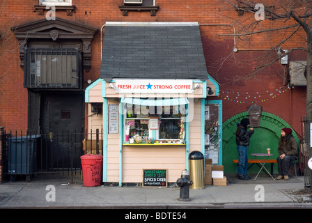 Vereinigte Staaten von Amerika (New York). 2009. Avenue A (5. y 6.), East Village, Manhattan. Stockfoto