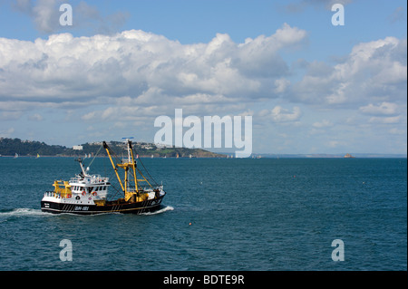 Ein fischender Trawler in Torbay nach Brixham, Devon, England zu verlassen Stockfoto