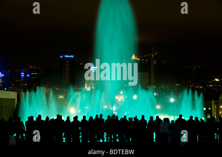 Ein Publikum beobachtet die magischen Brunnen Outisde National Palace in Barcelona, Spanien. Stockfoto