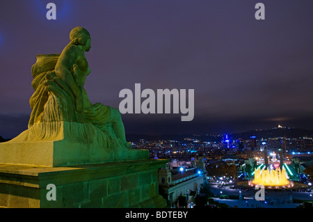 Eine Statue in der Nähe des magischen Brunnens Outisde National Palace in Barcelona, Spanien. Stockfoto