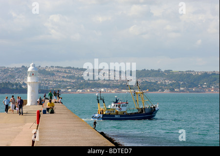 Ein fischender Trawler Brixham, Devon, England zu verlassen Stockfoto