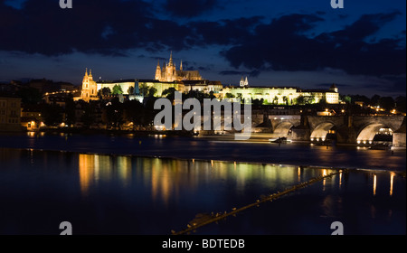 Karlsbrücke und Burg in Prag bei Nacht, Tschechien. Stockfoto