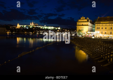 Karlsbrücke und Burg in Prag bei Nacht, Tschechien. Stockfoto