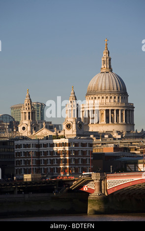 Str. Pauls Kathedrale, Blackfriars Bridge und Themse, London, England, Vereinigtes Königreich Stockfoto