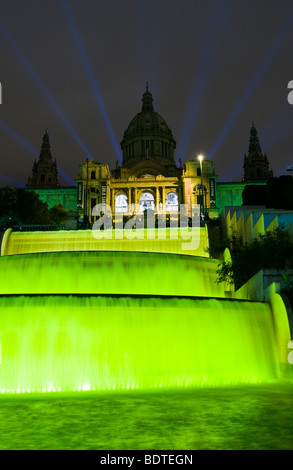 Ein Brunnen vor dem nationalen Kunstmuseum von Katalonien (MNAC) in Barcelona, Spanien. Stockfoto