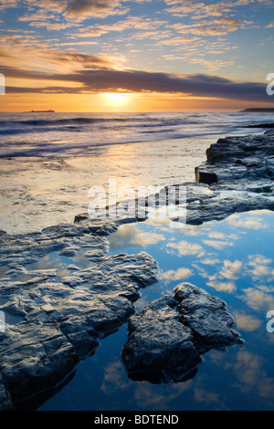 Sonnenaufgang über Bamburgh Strand, Northumberland, England. Herbst (September) 2007 Stockfoto