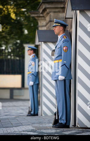 Die Wachen am Eingang des Schlosses in Prag, Tschechien. Stockfoto