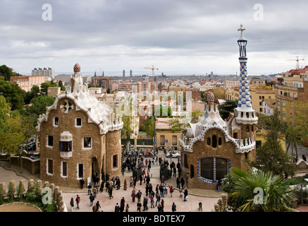 Das Tor befindet sich der Park Güell, entworfen von Antoni Gaudi in Barcelona, Spanien. Stockfoto