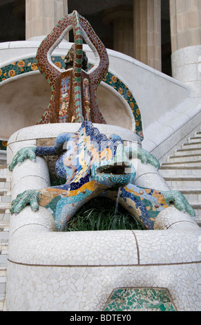 Der Drachen-Brunnen am Eingang zum Park Güell, entworfen von Antoni Gaudi in Barcelona, Spanien. Stockfoto