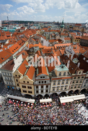 Luftaufnahme von Prag gesehen aus dem astronomischen Turm auf dem Altstädter Ring in Prag, Tschechien. Stockfoto