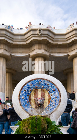 Säulen der Sitzbereich des Park Güell, entworfen von Antoni Gaudi in Barcelona, Spanien. Stockfoto