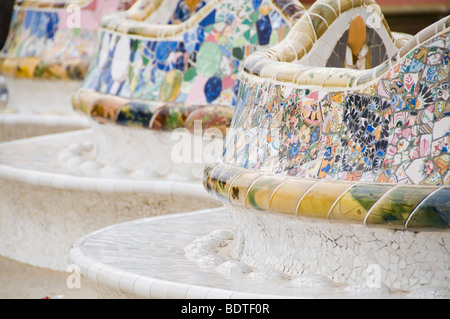 Die Bänke im Park Güell, entworfen von Antoni Gaudi in Barcelona, Spanien. Stockfoto