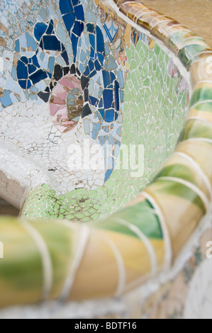 Die Fliesen auf einer Bank im Park Güell, entworfen von Antoni Gaudi in Barcelona, Spanien. Stockfoto