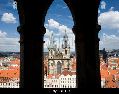 Teynkirche, gesehen durch die Fenster der astronomische Turm auf dem Altstädter Ring in Prag, Tschechische Republik. Stockfoto