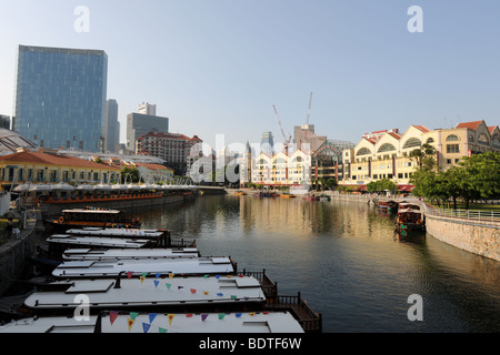 zeigen Sie nach Singapore River in Richtung der Clarke Quay, Riverside Point und der Stadt, Singapur an Stockfoto