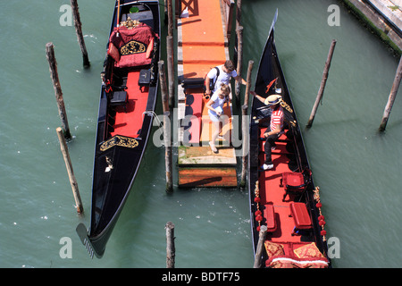 Einsteigen in eine Gondel, Venedig, Italien Stockfoto