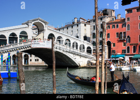 Ponte di Rialto (Rialtobrücke) über den Canal Grande, Venedig, Italien Stockfoto