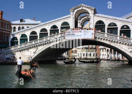 Ponte di Rialto (Rialtobrücke) über den Canal Grande, Venedig, Italien Stockfoto