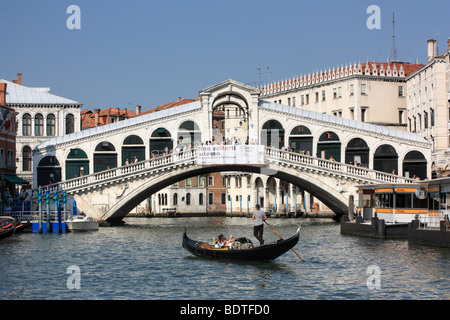 Ponte di Rialto (Rialtobrücke) über den Canal Grande, Venedig, Italien Stockfoto