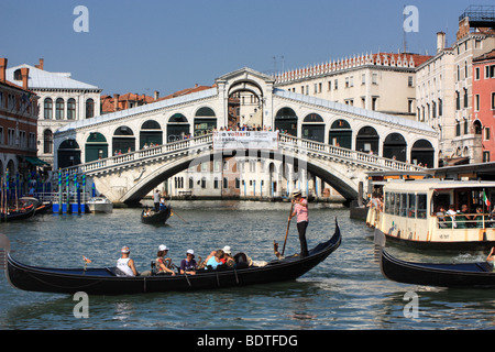 Ponte di Rialto (Rialtobrücke) über den Canal Grande, Venedig, Italien Stockfoto