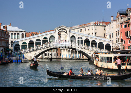 Ponte di Rialto (Rialtobrücke) über den Canal Grande, Venedig, Italien Stockfoto