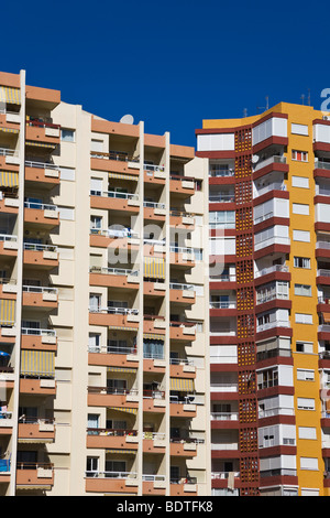Detail des Wohnhauses zeigen viele Wohnungen. Benalmadena-Costa, Provinz Malaga, Costa Del Sol, Spanien. Stockfoto
