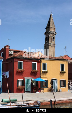 Schiefen Campanile der Kirche San Martino, Burano, Venedig Stockfoto