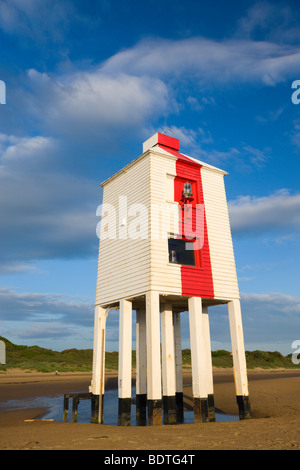 Hölzerne Leuchtturm am sandigen Strand von Burnham-on-Sea, Somerset, England. Frühjahr 2009 (Mai) Stockfoto