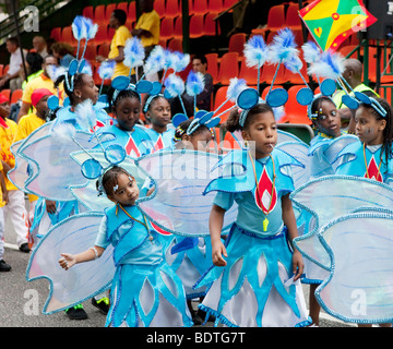 Kinder spielen auf der Notting Hill Carnival in London Stockfoto