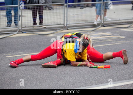 Darsteller tanzen auf dem Boden an der Notting Hill Carnival in London Stockfoto