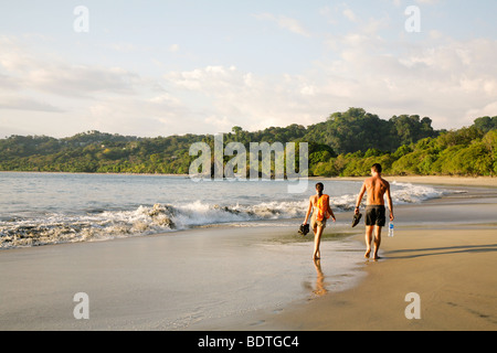 Costa Rica zentrale Lateinamerika Quepos Manuel Antonio Nationalpark paar am Strand entlang spazieren, nachmittags Stockfoto