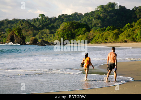 Costa Rica zentrale Lateinamerika Quepos Manuel Antonio Nationalpark paar am Strand entlang spazieren, nachmittags Stockfoto