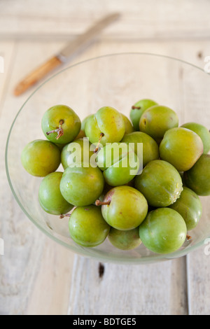 Frische Maulbeeren in einer Glasschale mit einer rustikalen Tafel Hintergrund und Messer Stockfoto