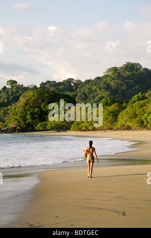 Costa Rica zentrale Lateinamerika Quepos Manuel Antonio Nationalpark Frau am Strand entlang spazieren, nachmittags Stockfoto