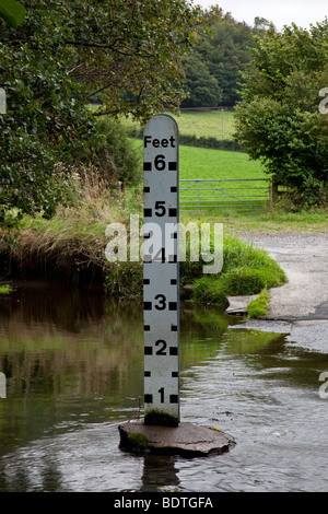 Flut Wasser Marker im Quinney Bach in der Nähe von Strefford, Craven Arms, Shropshire Stockfoto