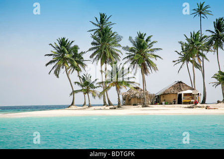 Panama, Comarca de Kuna Yala zentrale Lateinamerika, San Blas, Kuna indische tropisches Paradies Insel Dorfstrand Stockfoto