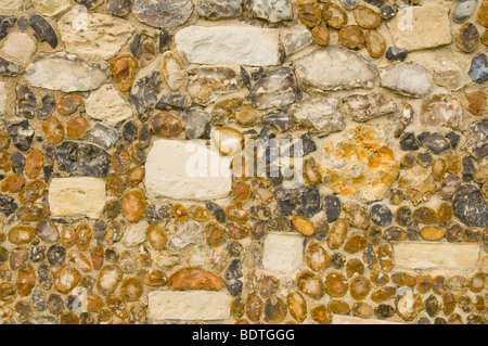 Ausschnitt aus dem Feuerstein und Stein Wand der Moot Hall in Aldeburgh, Suffolk, UK Stockfoto