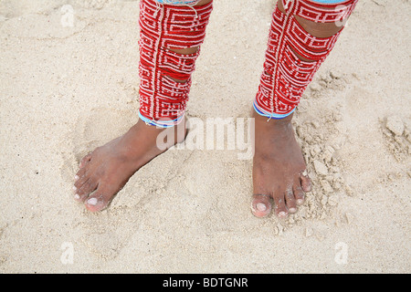 Panama, Comarca de Kuna zentrale Lateinamerika, San Blas, indische Frau in traditioneller Kleidung im tropischen Paradies Insel Strand Stockfoto