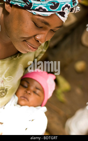 Frau sitzt vor ihrem Haus mit ihrem Kind, Sansibar Afrika Stockfoto