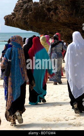 Bunt gekleideten Swahili-Ladies auf Zanzibar beach Stockfoto