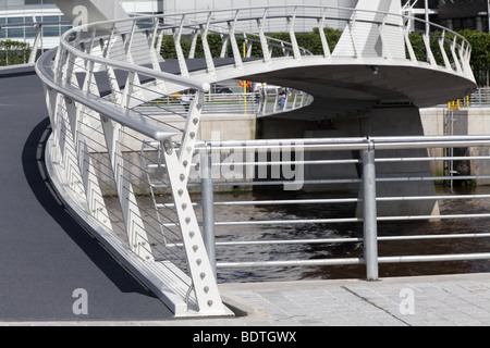 Tradeston / Wellenlinie Fußgänger & Zyklus Brücke über den Fluss Clyde an der Broomielaw in Glasgow Schottland, Vereinigtes Königreich Stockfoto