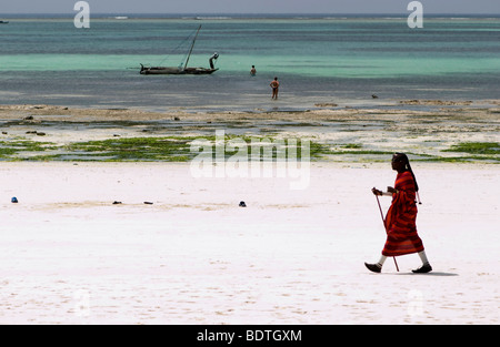 junge Masai Krieger zu Fuß am Strand Stockfoto