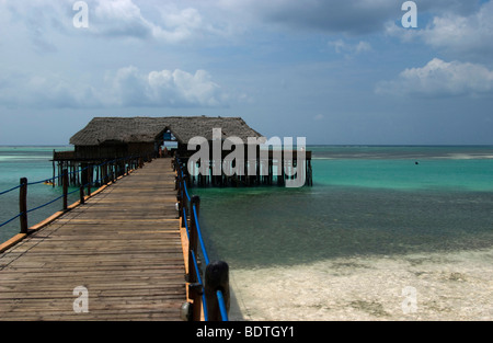 Hölzerne Mole auf Zanzibar beach Stockfoto