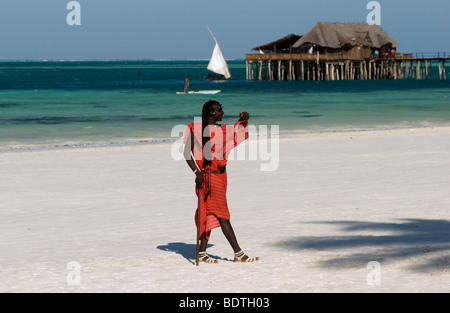 junge Masai walking am Strand Stockfoto