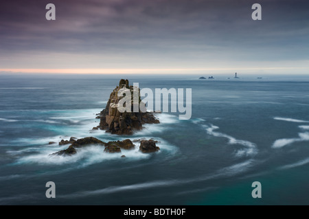 Die bewaffnete Ritter Rock Stapel und Langschiffe Leuchtturm vor der Küste in Endland, Cornwall, England. Frühjahr 2009 (Mai). Stockfoto