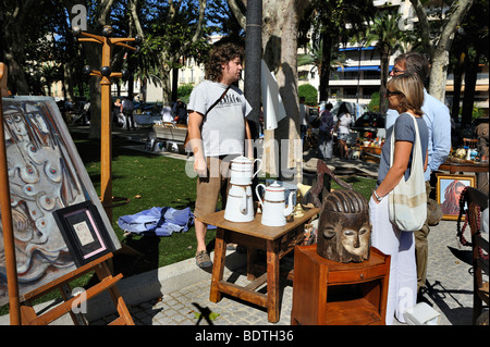 Perpignan, Frankreich, Couple Shopping auf dem französischen Antiquitätenmarkt, Stall, Display, Brocante Vintage Stockfoto