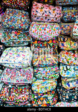 Bunte Taschen auf dem Display an Camden Lock Market, London, England Stockfoto