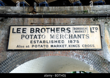 Altes Schild mit der Aufschrift Lee Brothers Ltd Kartoffel Kaufleute Borough Markt Southwark London England UK Stockfoto