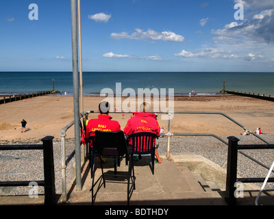 RNLI Strand Rettungsschwimmer halten Uhr an einem sonnigen Tag in Sheringham Norfolk UK Stockfoto